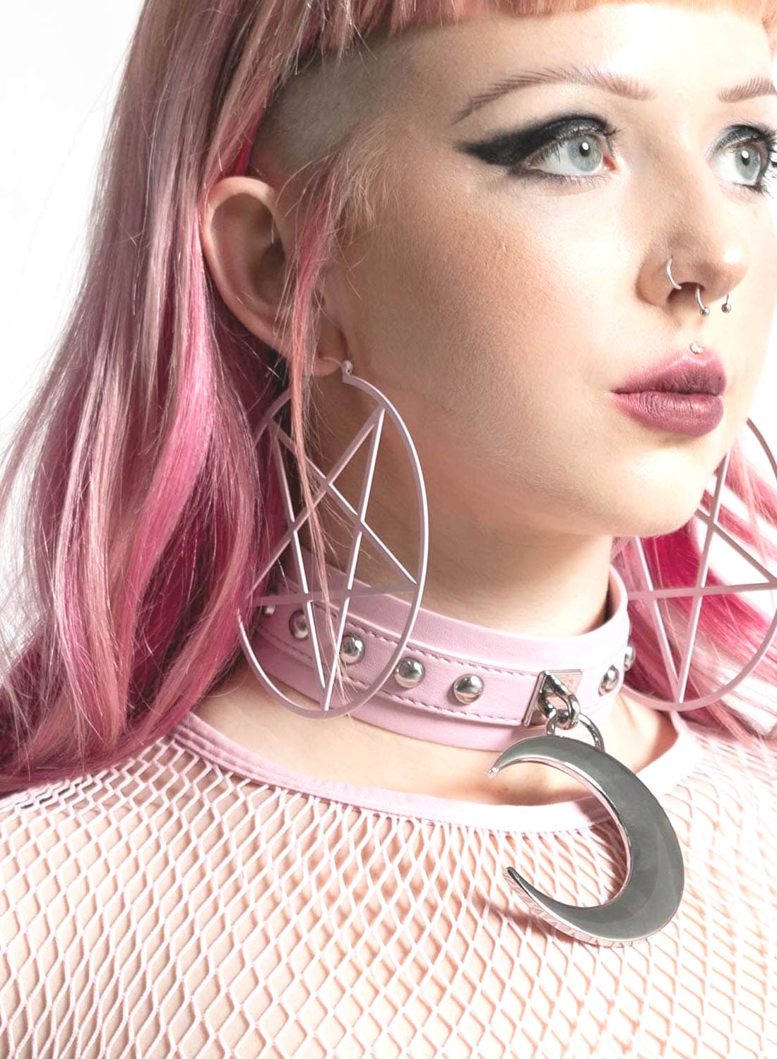 Killstar pastellrosa pentagram örhängen