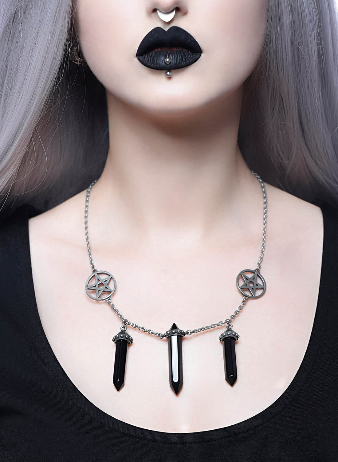 Trinity, halsband från Killstar med silverfärgad kedja, pentagram och svarta hängen. Tillverkad i 100% legeringsmetall. Storlek: 60 cm.