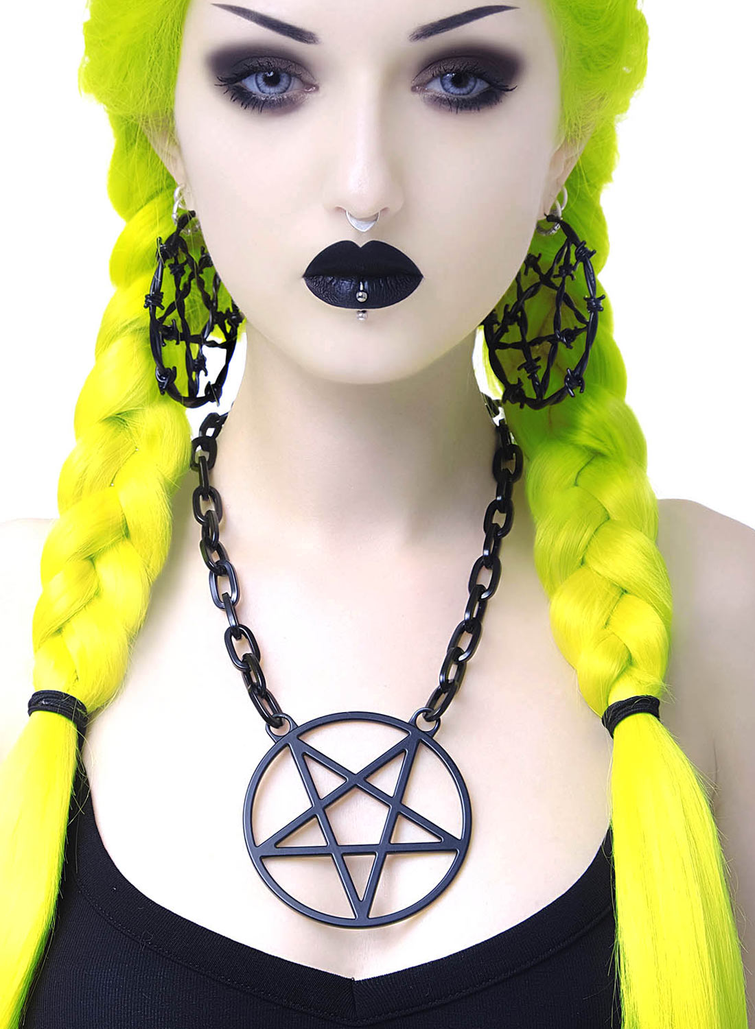 Svart hextasy, chain choker från Killstar. Svart pentagram design på en svart kedja med en förlängare för att justera storleken.