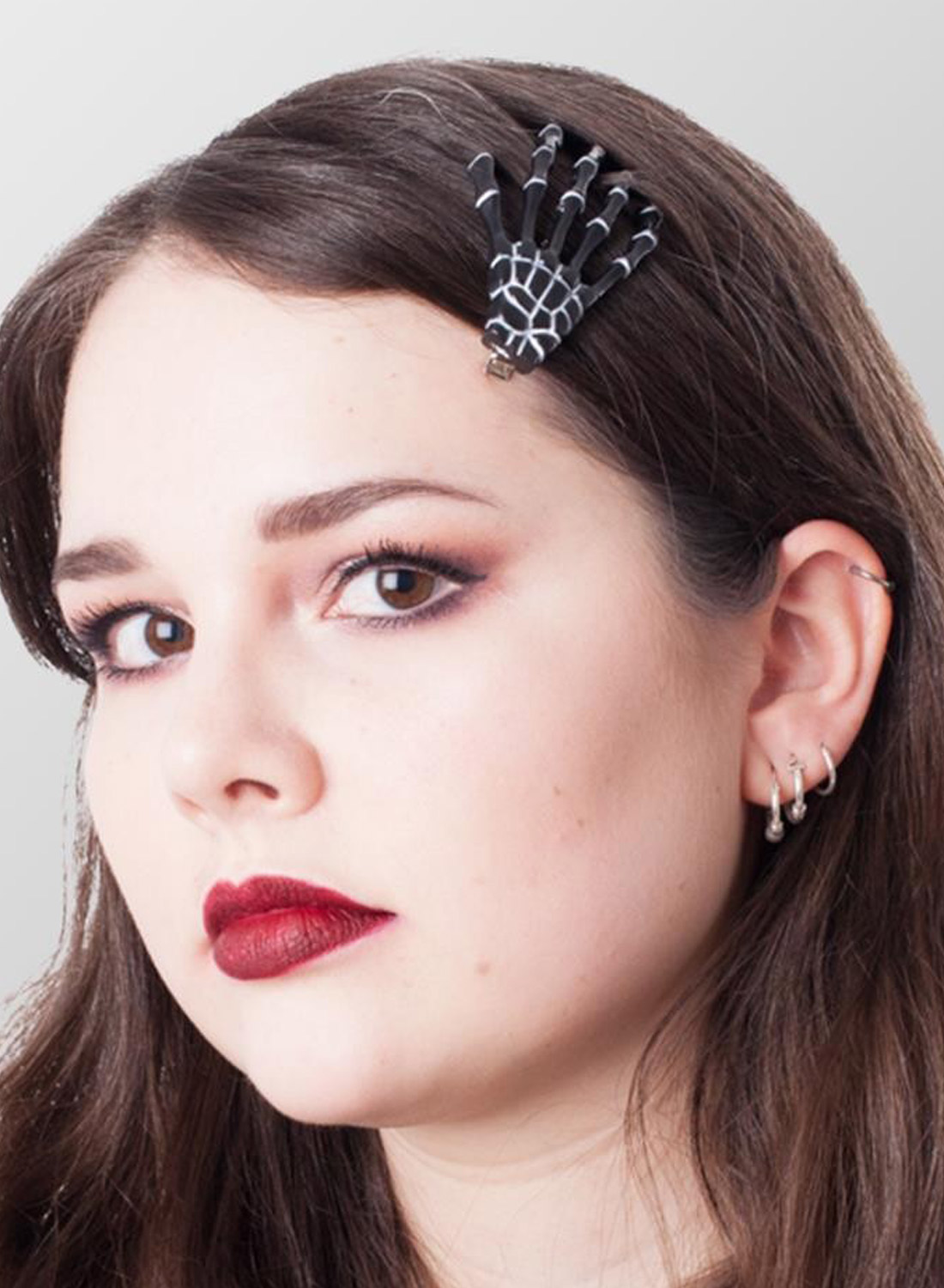 Skeleton Hands Hairklip Black är ett punkigt rockigt hårklämma med skelett händer.